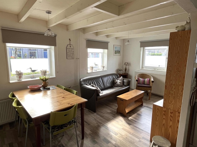 Helles Wohnzimmer mit Eß- und Sitzecke