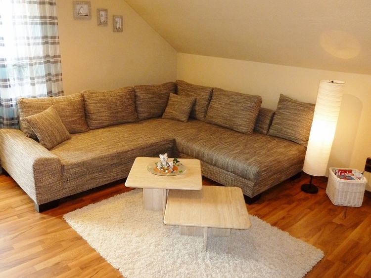 Großes Wohnzimmer mit Schlafcouch