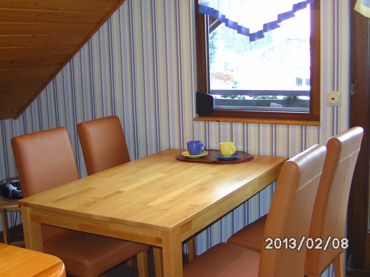 Esstisch mit 4 Stühlen 50 m²