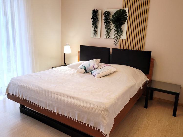 Modernes Schlafzimmer mit Doppelbett