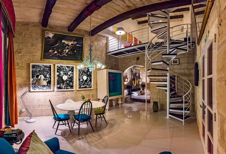 High ceilings and open spaces