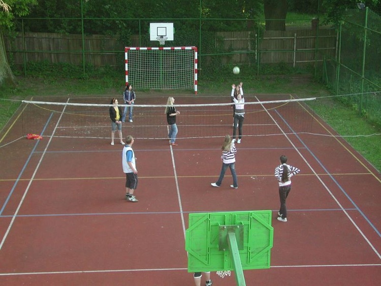 Kleinsportfeld mit Tartanbelag und Flutlicht für alle Ballspiele.