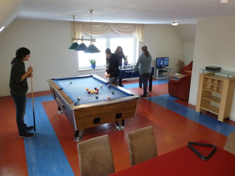 Kleiner Clubraum mit Billard, Fußballkicker, Fernsehecke und Gesellschaftsspielen am großen Tisch. Kleiner Clubraum mit Billard, Fußballkicker, Fernsehecke und Gesellschaftsspielen am großen Tisch.