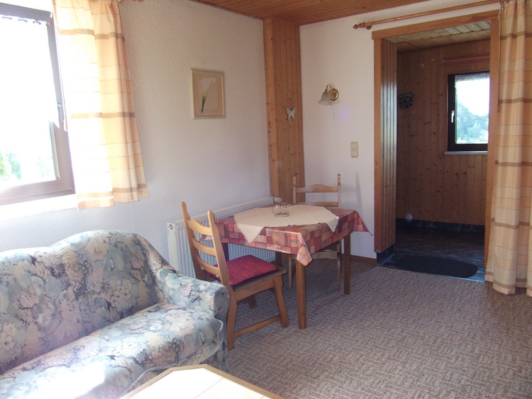 Wohnzimmer mit Couch-u. Esstisch