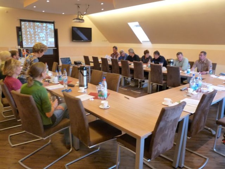 Konferenzraum mit Beamer, TV, PC, und weiteren Kommunikationsmitteln für 40 Personen. Konferenzraum mit Beamer, TV, PC, und weiteren Kommunikationsmitteln für 40 Personen.